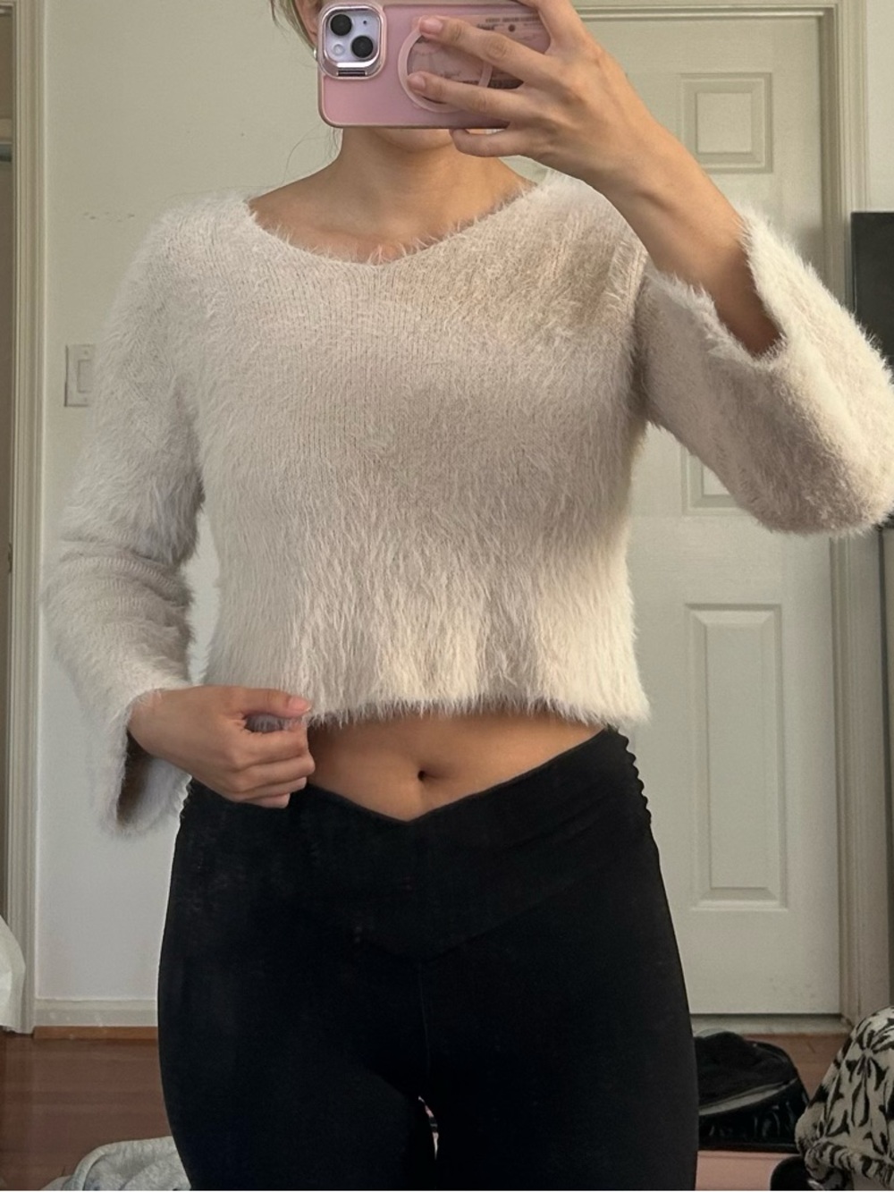 CREAM FUZZY CROPPED SWEATER